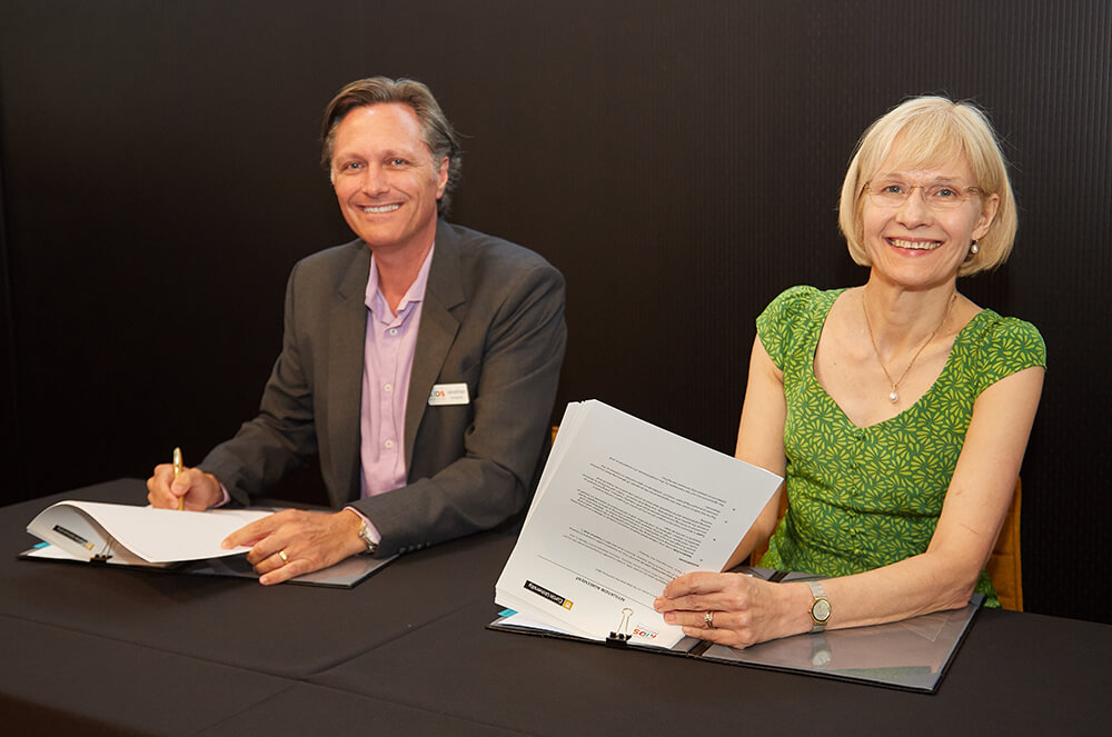 The Kids Director Professor Jonathan Carapetis and Curtin University Vice-Chancellor Professor Deborah Terry sign the agreement